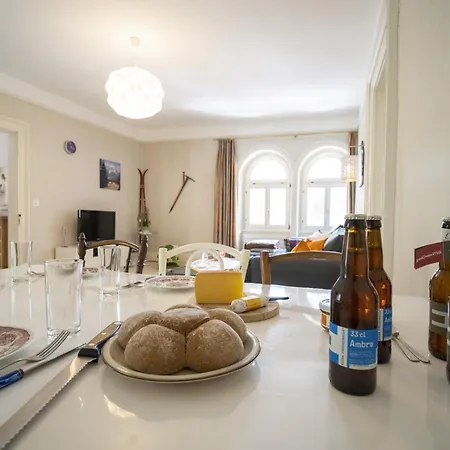 Victoria - Nairs, سكول