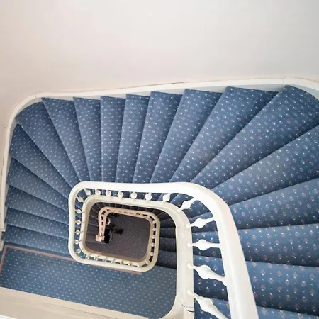 Victoria - Nairs, شقة سكول