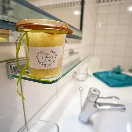 Victoria - Nairs, سكول