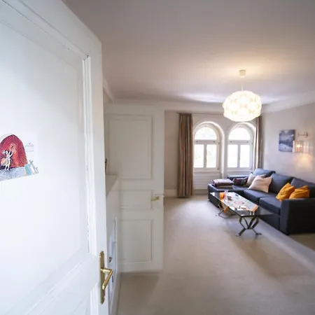 Victoria - Nairs, * سكول